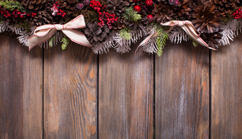 <strong>棕色纹理</strong>木板上的圣诞节装饰