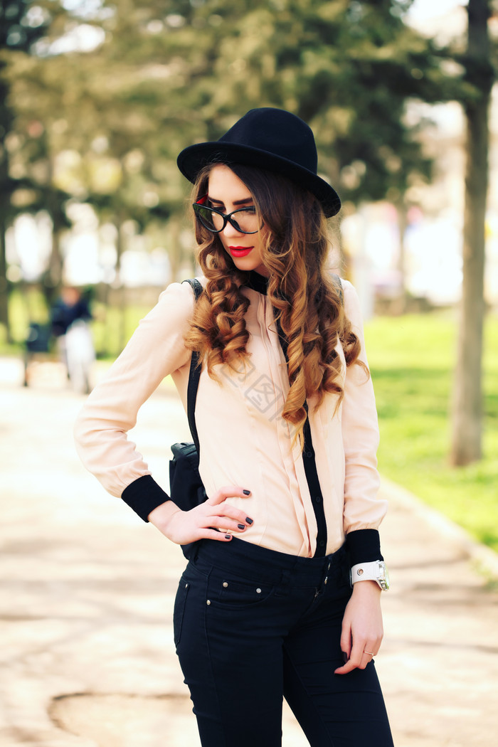 小路上掐腰的美女图片