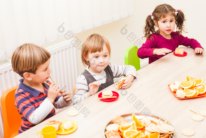 吃橙子和香蕉的儿童