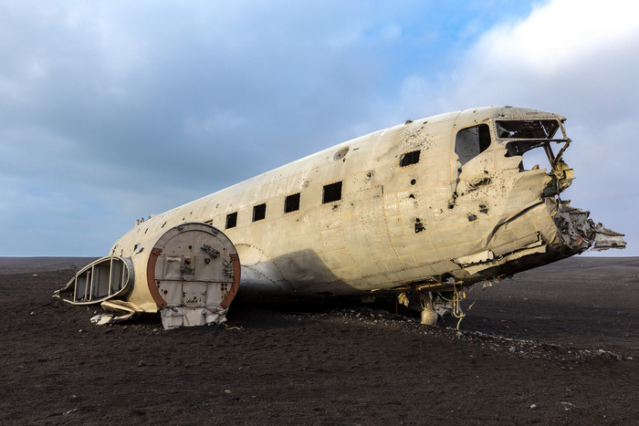 简约坠毁的飞机摄影图