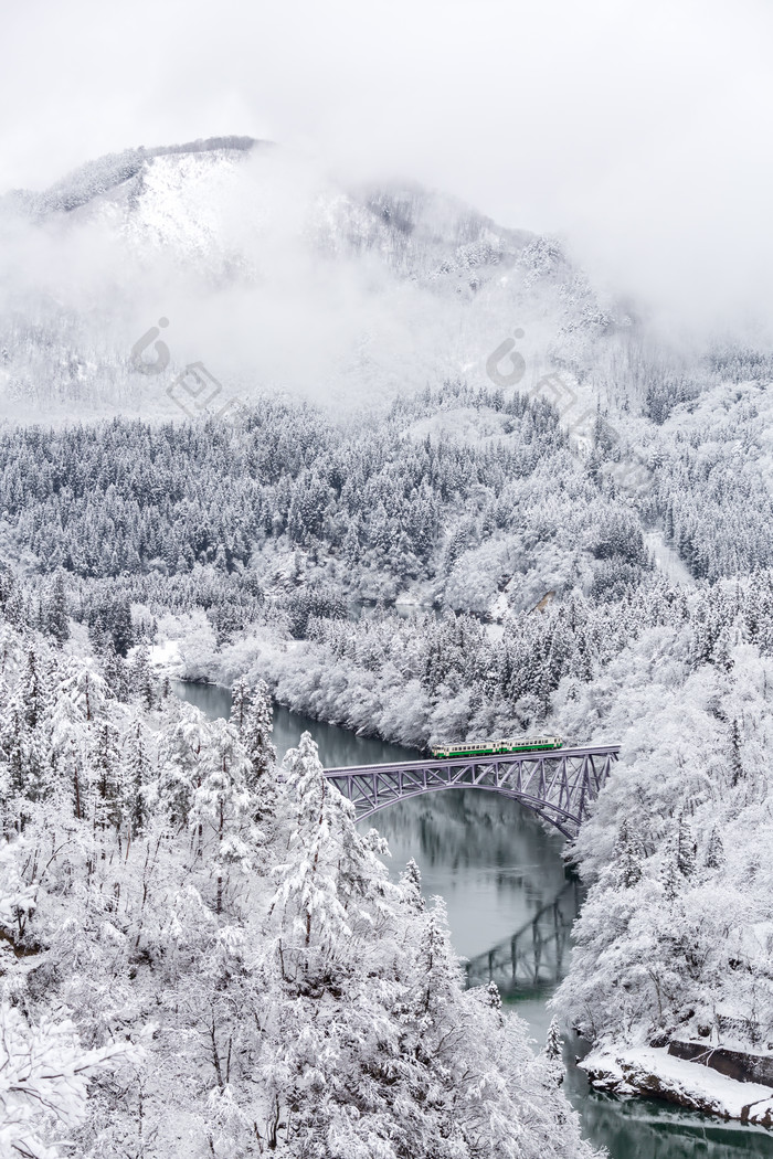 冬天的雪山雪景摄影图