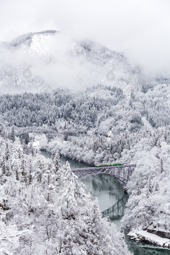 冬天的雪山雪景摄影图