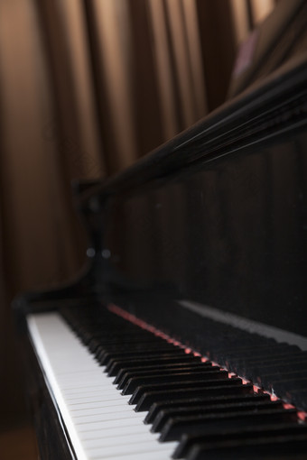 钢琴键盘乐器摄影图