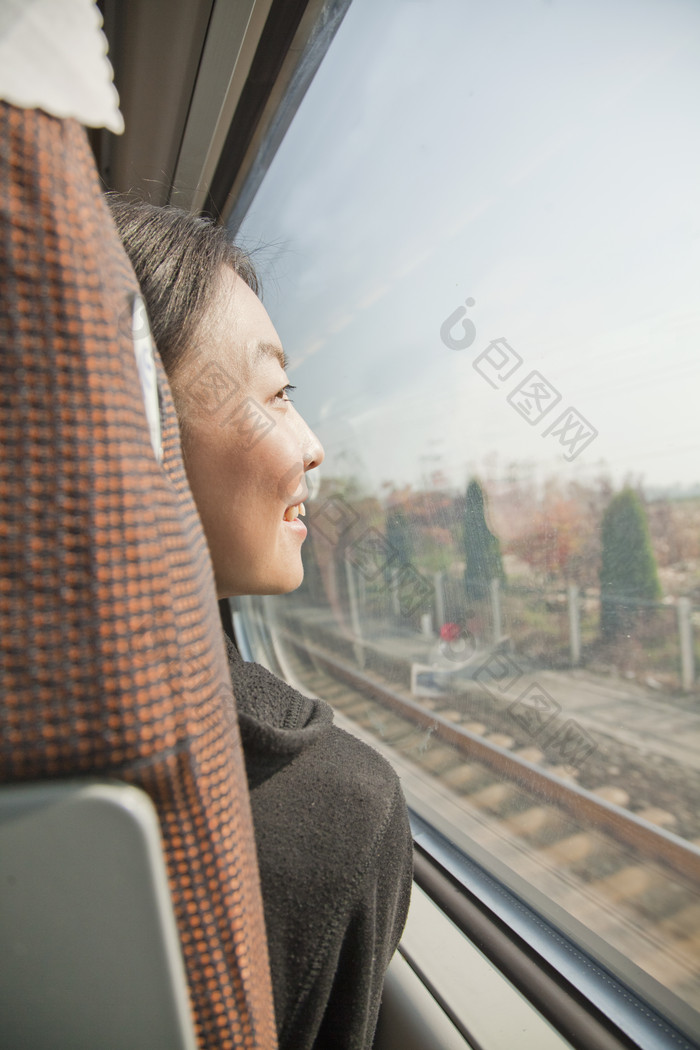 坐在火车上的女人侧颜