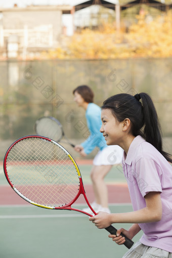 打羽毛球户外体育锻炼家庭活动女孩<strong>休闲摄影</strong>