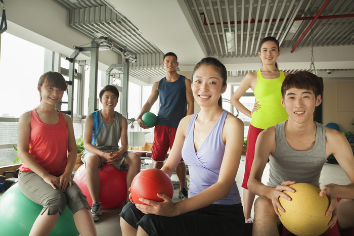 年轻的女人健身锻炼运动一群人抱着球图片