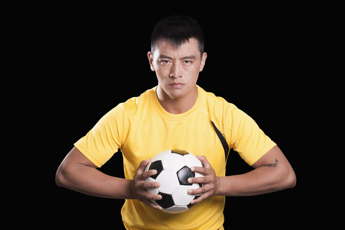 足球体育运动男子抱着足球蓄势待发运动员图