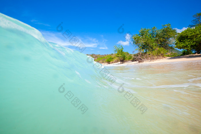 蓝色海边沙滩海浪冲击大海旅行夏天风景