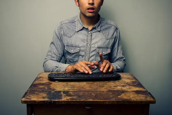 灰色调用键盘的男人摄影图