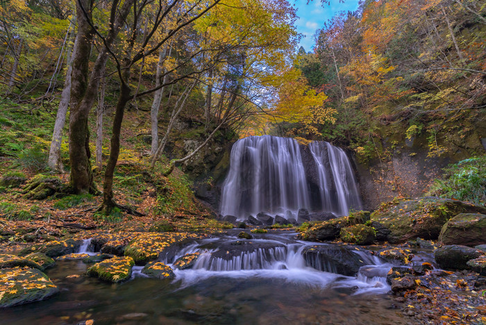 秋季山林瀑布河流图片