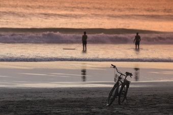 骑自行车去海边的人物