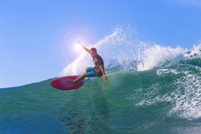 阳光下冲浪的男人摄影图