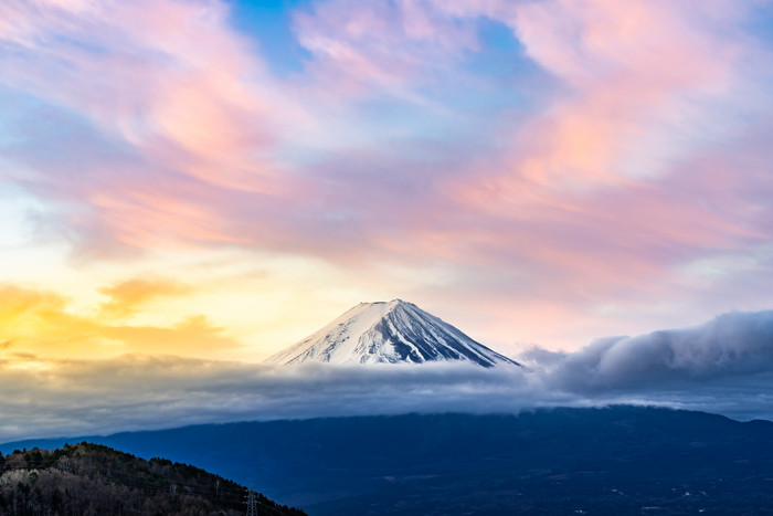 黎明中的富士雪山