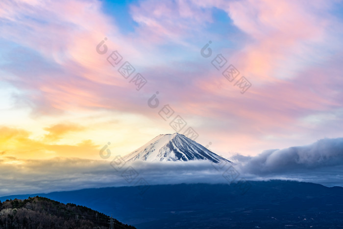 黎明中的富士雪山