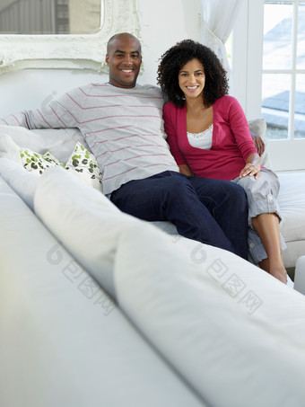 简约在家放松的夫妻摄影图