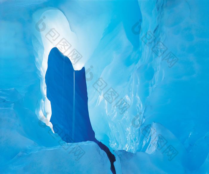 蓝色冰块洞穴洞口