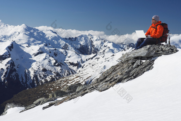 坐在雪山休息的男人