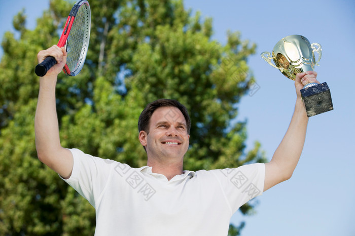 打网球得奖的男人