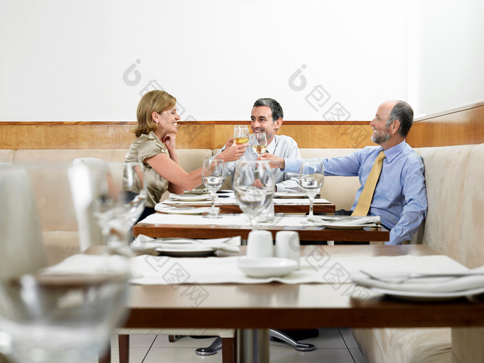 简约赴宴喝酒的员工摄影图