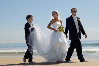 <strong>蓝色调</strong>海边的新婚夫妻摄影图