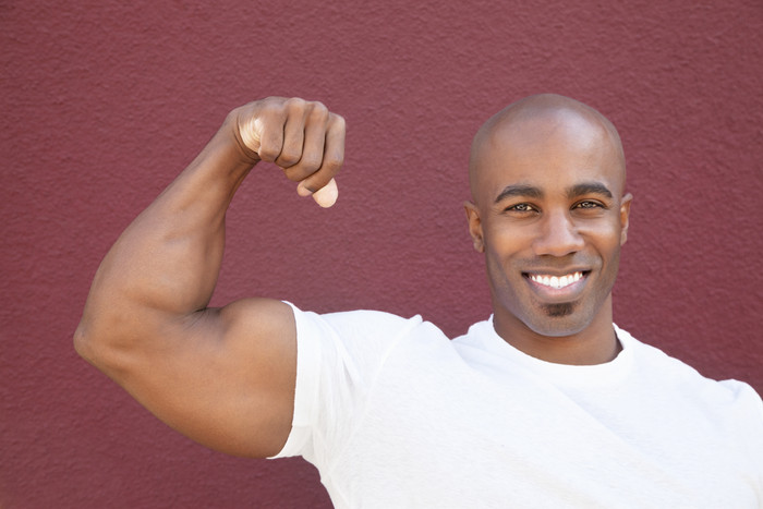 非洲男人强壮的手臂肌肉