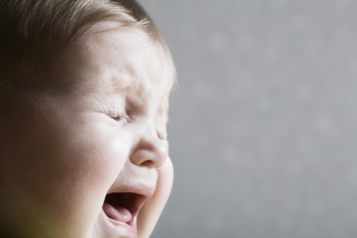暗色调哭泣的婴儿摄影图