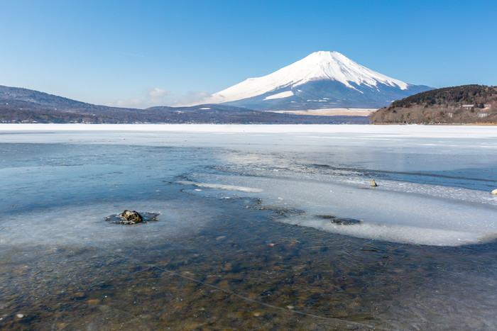 大雪后的山峰摄影图