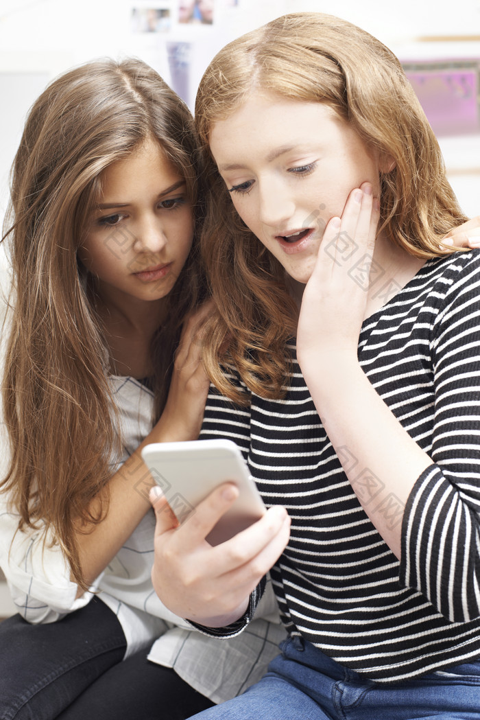 两个女孩看手机摄影图