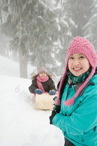 简约玩雪的孩子们摄影图