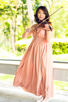 拉小提琴的长裙女生