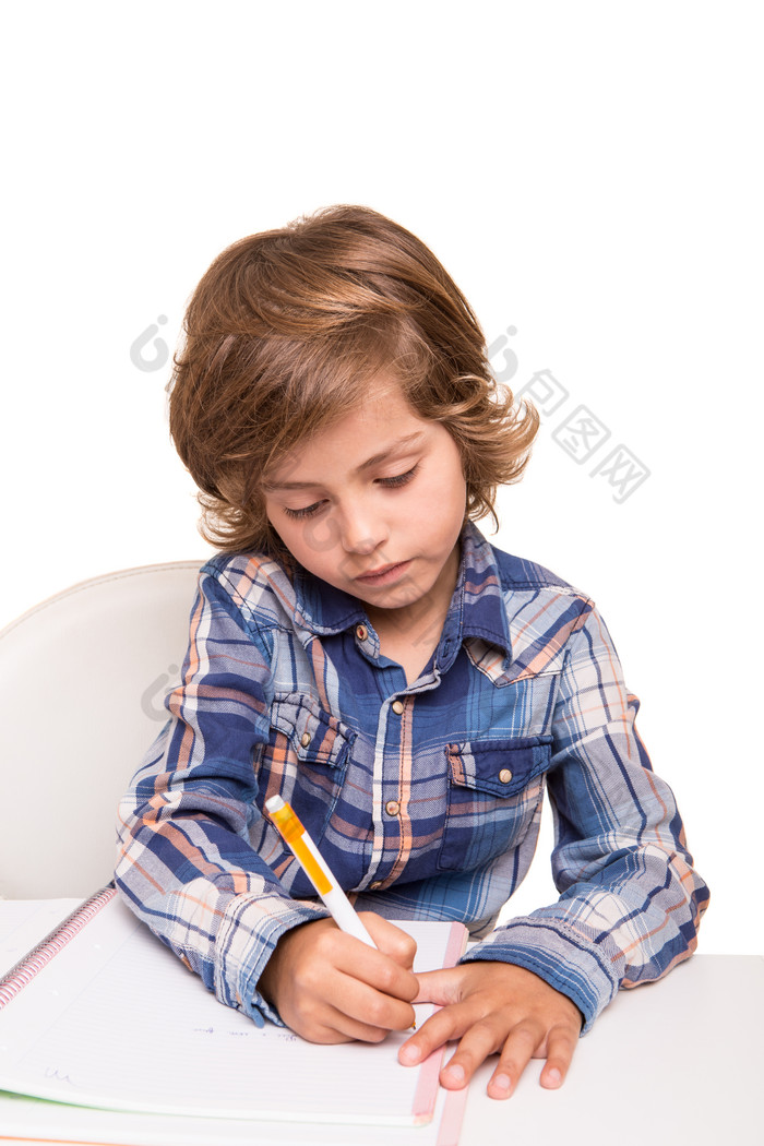 写作业学习的小男孩