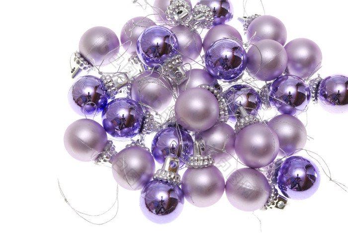 紫色圣诞球摄影图