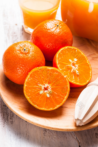 新鲜的<strong>橙子</strong>和橙汁