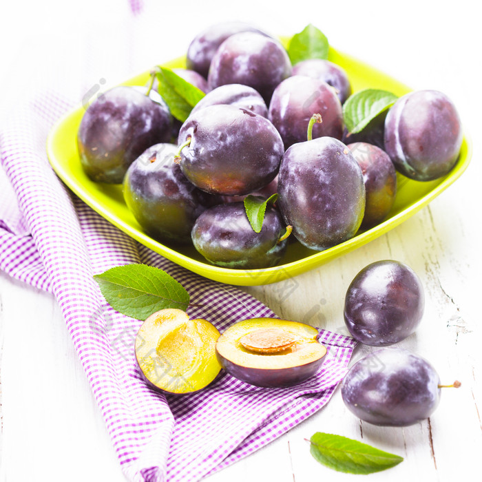 紫色调新鲜浆果摄影图