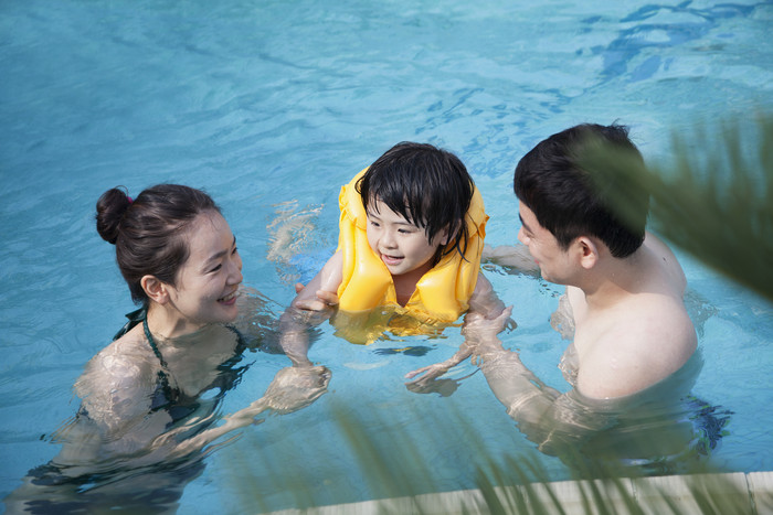 蓝色调玩水的一家人摄影图
