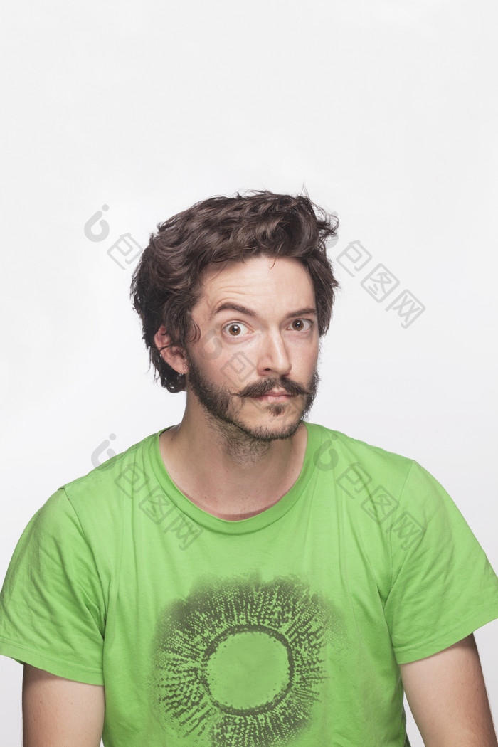 绿色T恤男人摄影图