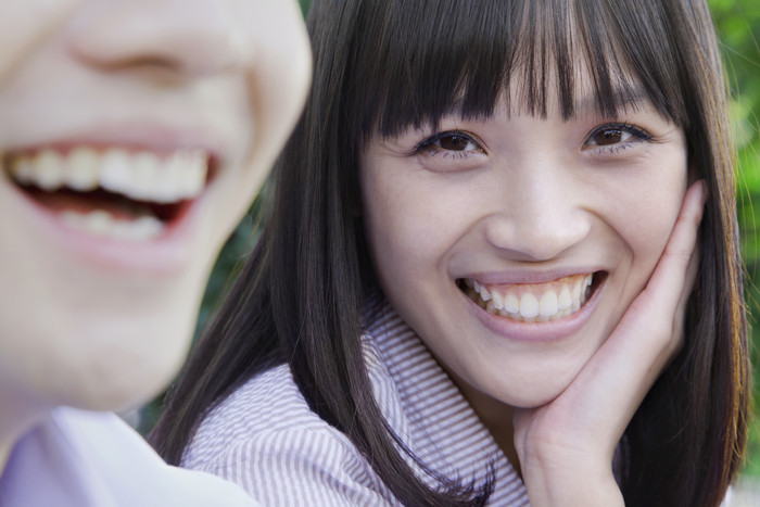 单手抚摸脸颊的年轻女孩