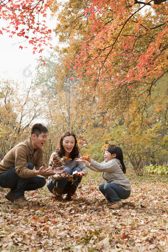 秋季蹲在落叶上的一家人
