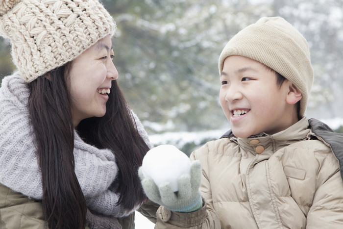 冬天妈妈儿子小孩季节下雪大衣羊毛帽