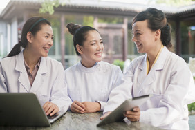 三个女人成熟的医生护士白大褂户外工作讨论