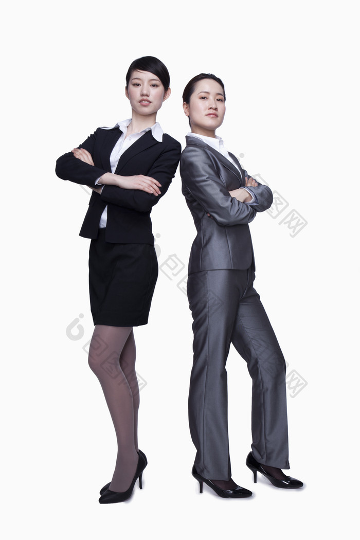 两个女人背靠背西装商业业务成熟的工作站着