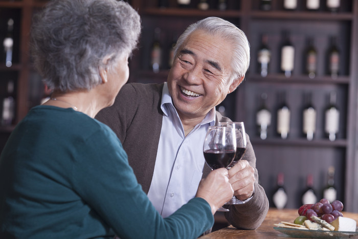 两个老年人爷爷奶奶开红酒碰杯开心庆祝