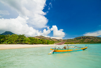 海边游艇滑艇度假蓝天白云海里夏天旅行