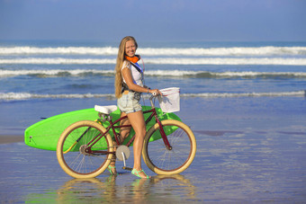 清新风海边骑车的女人摄影图
