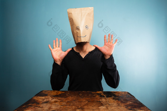 纸袋套头双手举起