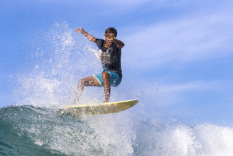 脚踩冲浪板健身的男人摄影图
