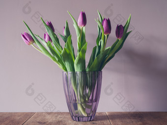 花瓶里的紫色鲜花