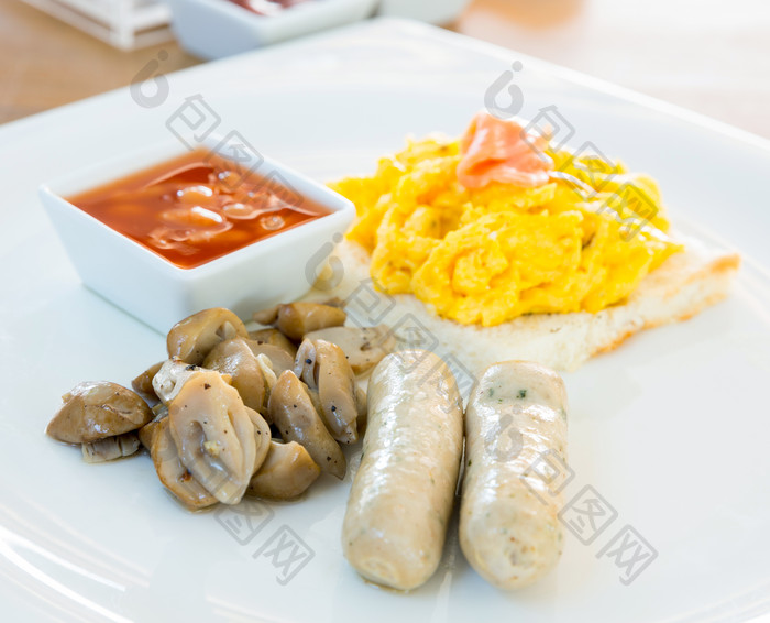 早餐蘑菇培根摄影图