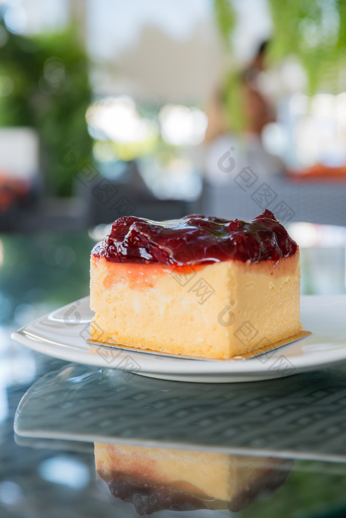 草莓奶酪蛋糕摄影图