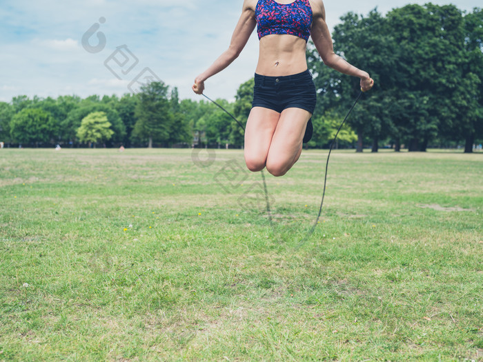 清新玩跳绳的女人摄影图